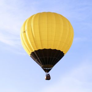 気球　716155_yellow_air_balloon.jpg